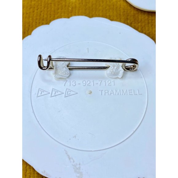 VINTAGE PLASTIC PINS - Set of 3 - Trammell - Exit Arrow - Send 'Um Packin' - 3" - Picture 4 of 6